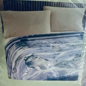 NEW WOLF Polyester Blanket Blue Trow 72” x 90”In original packaging Made in USA